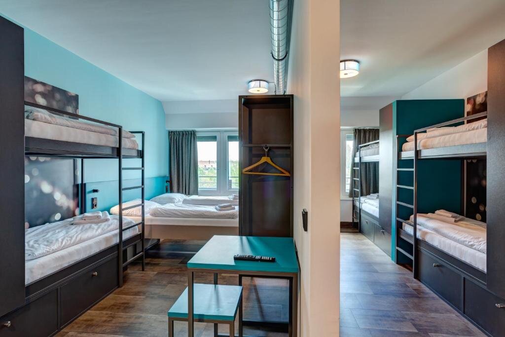 Кровать в общем номере MEININGER Hotel München Olympiapark
