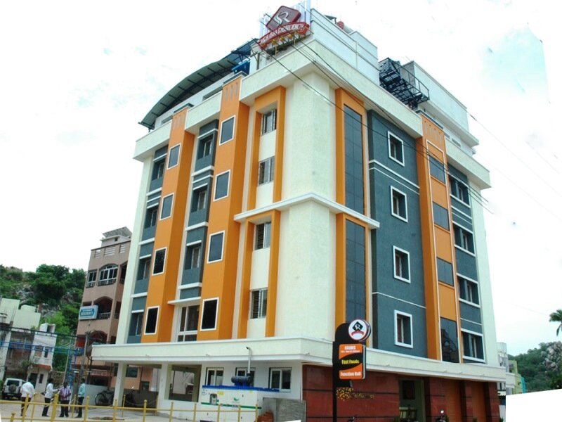 Четырёхместный семейный номер Standard SSR Hotel Srikalahasti