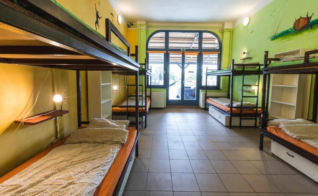 Кровать в общем номере Island Hostel Budapest