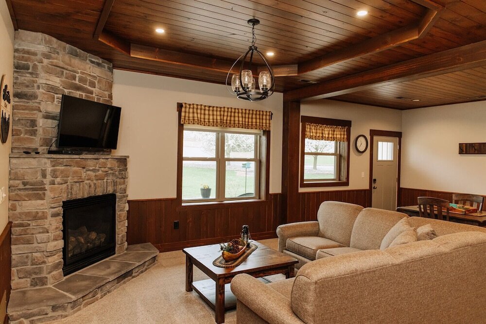 Luxury Double Suite Sojourner's Lodge & Log Cabin Suites