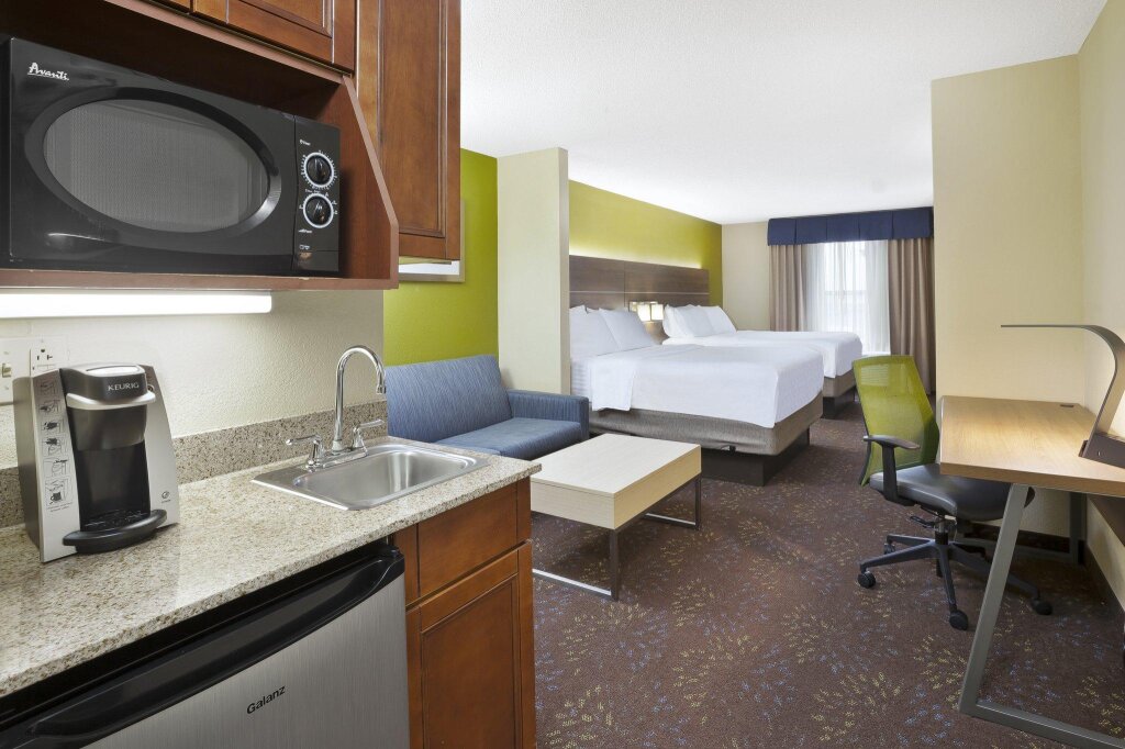 Quadruple suite Holiday Inn Express Hotel & Suites Circleville, an IHG Hotel