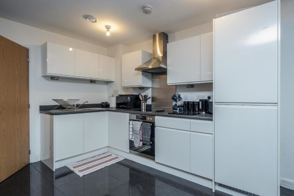 Apartment Beautiful 3-bed Apartment in Romford Image Court