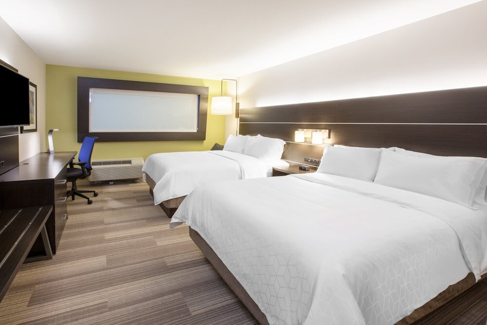Четырёхместный номер Standard Holiday Inn Express Hotel & Suites NORTH FREMONT, an IHG Hotel