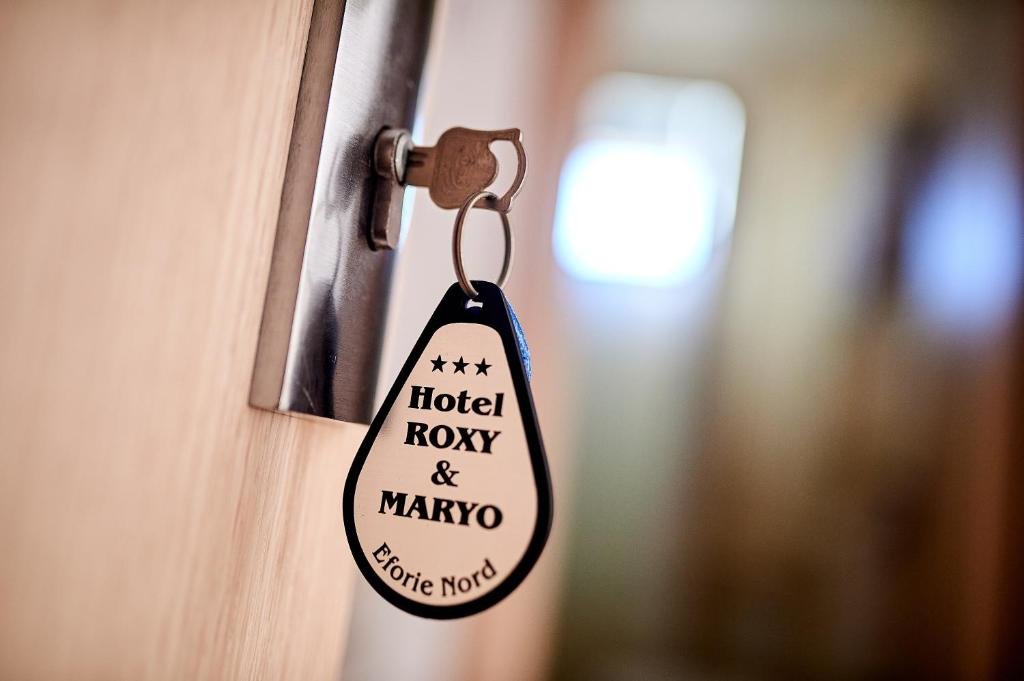 Standard Double room with balcony Hotel Roxy & Maryo- Restaurant -Terasa- Loc de joaca pentru copii -Parcare gratuita