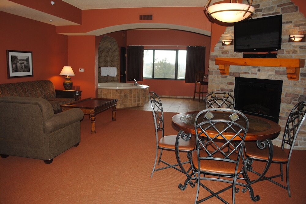 2 Bedrooms Standard room with river view Wisconsin Dells Area Condominiums