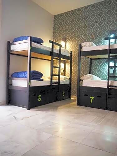 Кровать в общем номере (женский номер) Oasis Backpackers' Palace Seville