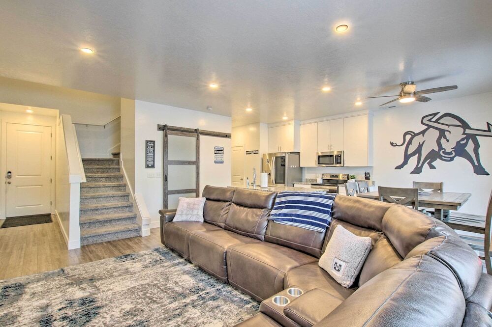 Providence Townhome w/ Amenities ~ 4 Mi to Usu Провиденс