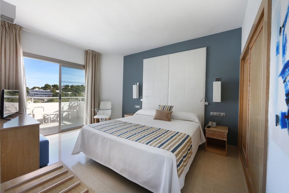 Habitación triple Superior con balcón Sandos El Greco Hotel