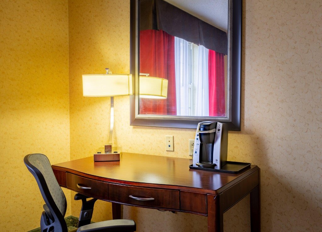 Четырёхместный номер Standard Holiday Inn Express & Suites Williamsburg, an IHG Hotel