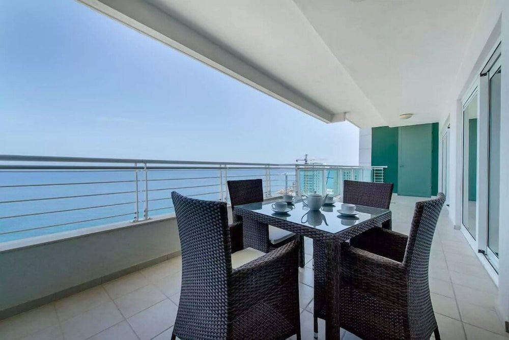 Апартаменты с 3 комнатами с балконом Seafront Luxury Apartment Pool and Great Location