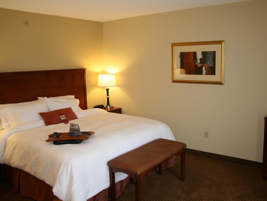 Cama en dormitorio compartido Hampton Inn & Suites Warren