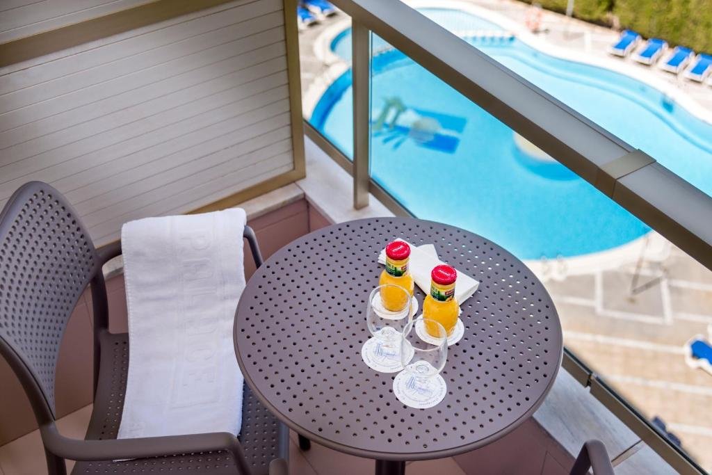 Habitación triple con vista a la piscina Hotel Olympus Palace