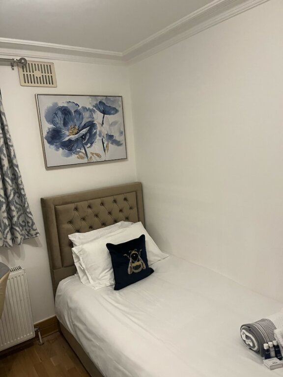 Коттедж Comfort TJ Homes - Double room with Single Bed - 3 Min to Tube station - London