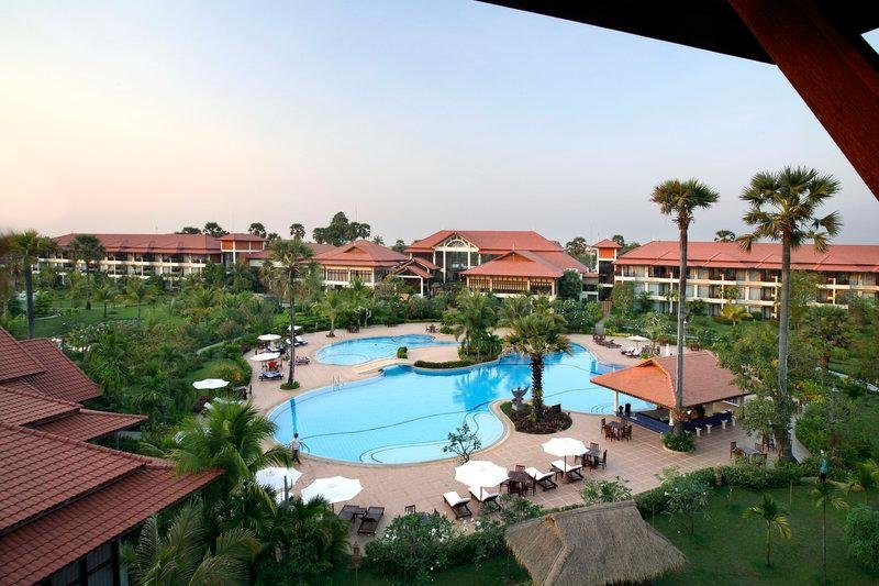 Номер Premier с красивым видом из окна Angkor Palace Resort & Spa