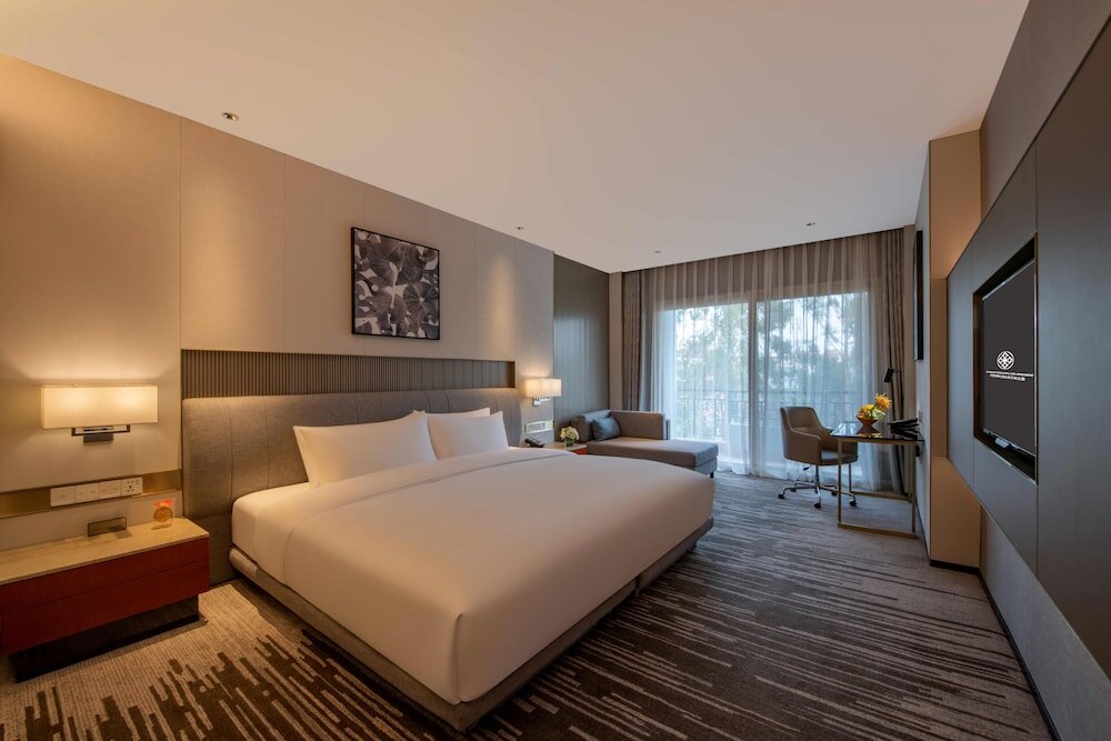Deluxe Double room with mountain view Hotel Introduction of Dongguan Forum Hotel and Apartment