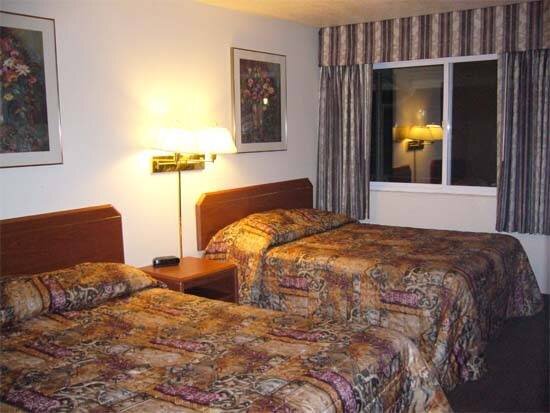 Кровать в общем номере Astoria Rivershore Motel