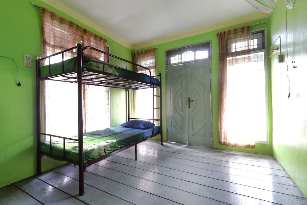 Кровать в общем номере Waroeng Transit & Depary Homestay