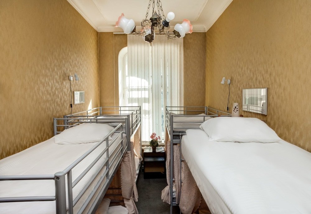 Cama en dormitorio compartido (dormitorio compartido masculino) con vista a la ciudad Naps Hostel