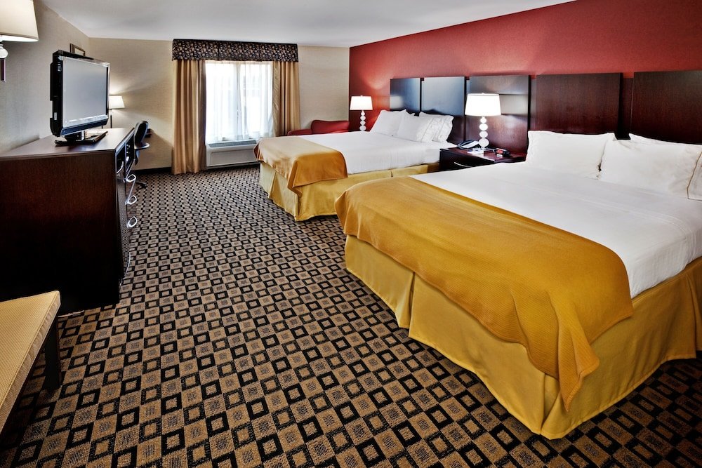 Четырёхместный номер Standard Holiday Inn Express Hotel & Suites Crawfordsville, an IHG Hotel