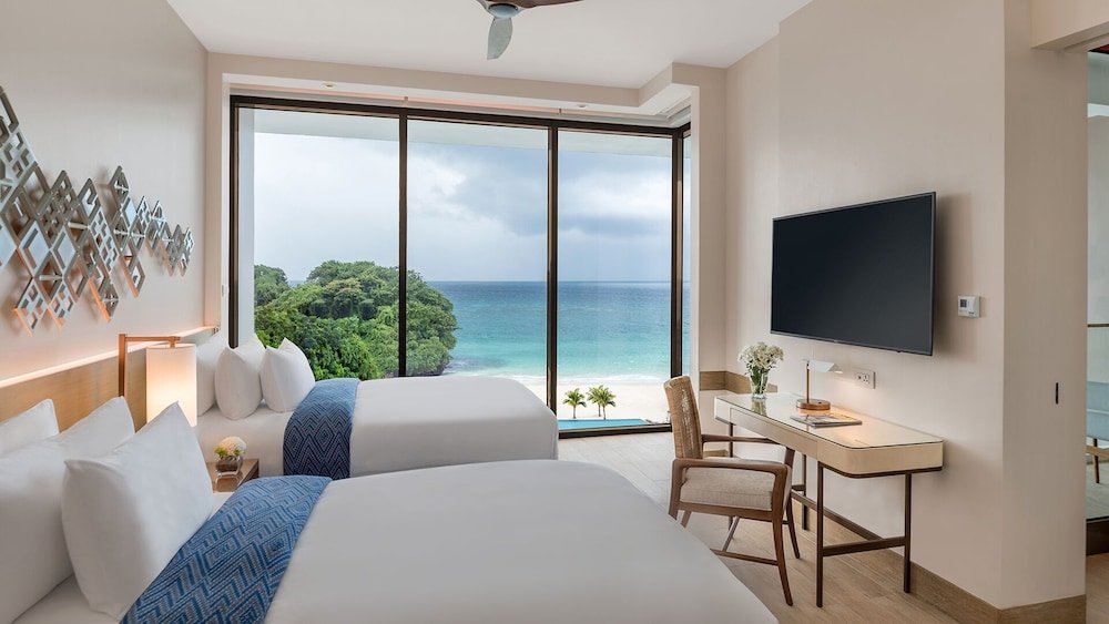 Люкс с балконом и с видом на море Crimson Resort and Spa Boracay