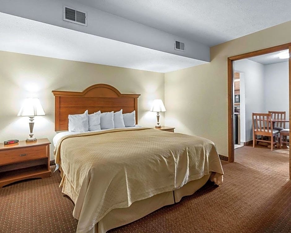 Suite Quality Inn & Suites at Dollywood Lane