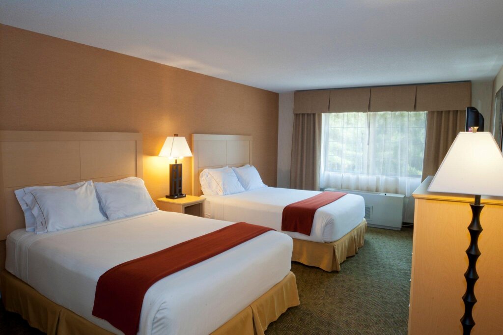 Четырёхместный номер Standard Holiday Inn Express Hotel & Suites North Conway, an IHG Hotel