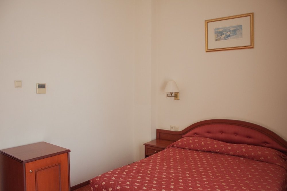 Standard Triple room with balcony and with sea view Pythia Art