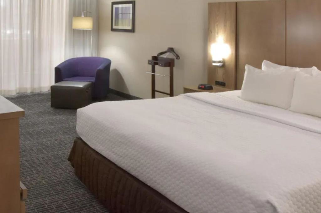 Двухместный номер Deluxe Crowne Plaza Cleveland Airport, an IHG Hotel