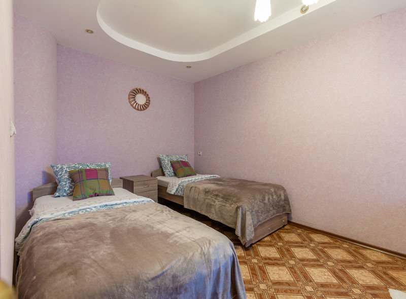 Cama en dormitorio compartido 2 dormitorios Na Naberezhnoy Volgi 10 Apartments