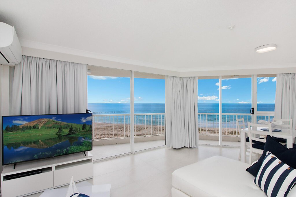 Четырёхместные апартаменты Executive с 2 комнатами с балконом и с видом на океан Meridian Tower Kirra Beach