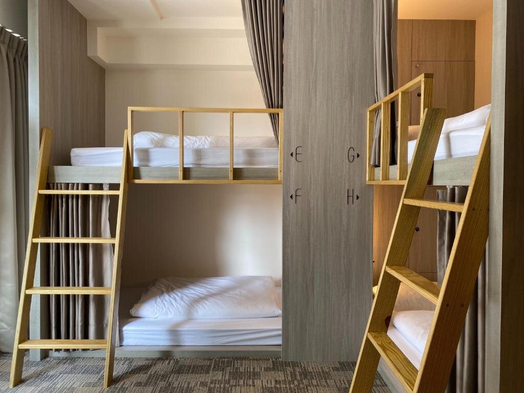 Кровать в общем номере с балконом We Come Hostel
