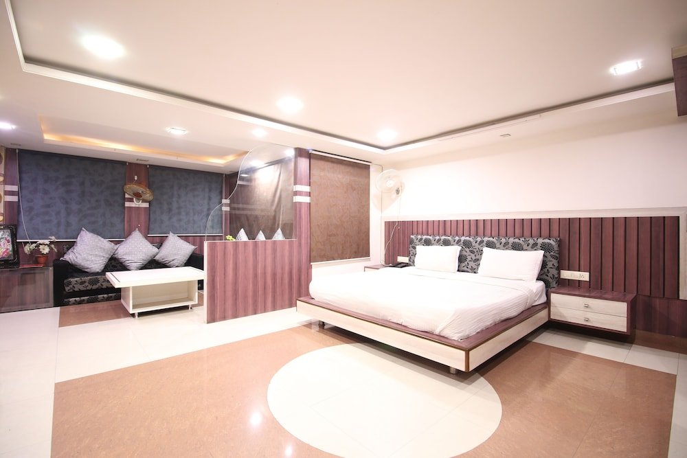 Suite FabHotel Avinash Residency