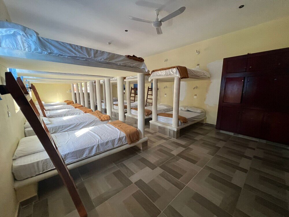 Cama en dormitorio compartido hotel y hostal nojoch che