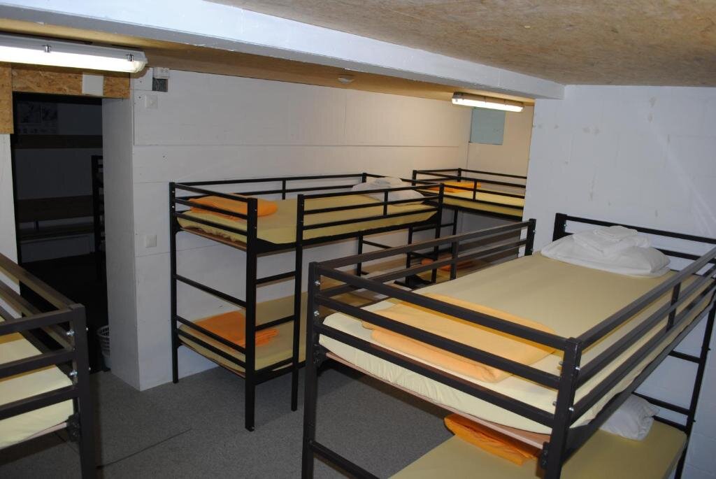 Кровать в общем номере Hotel Des Alpes