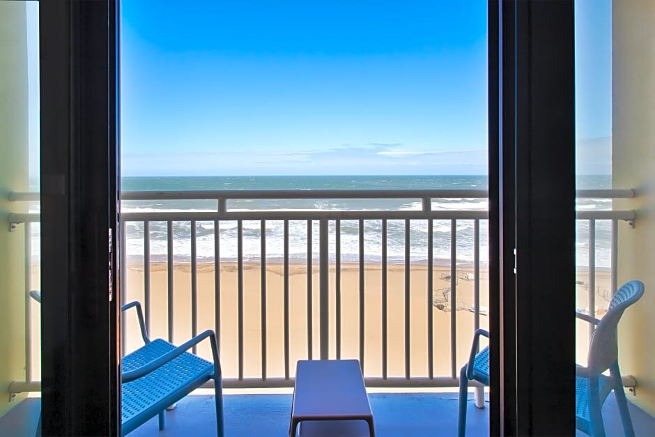 Номер Standard oceanfront Holiday Inn Express Hotel & Suites Virginia Beach Oceanfront, an IHG Hotel