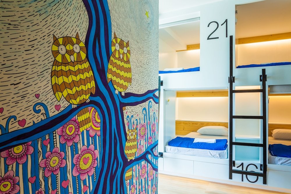 Кровать в общем номере Travel Light Hostel Pattaya