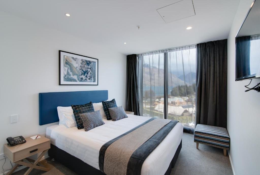 Standard room with lake view Ramada Queenstown Central