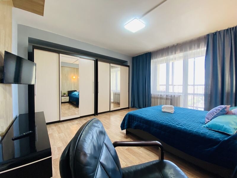 Кровать в общем номере с 2 комнатами Апартаменты InnHome Loft Sky