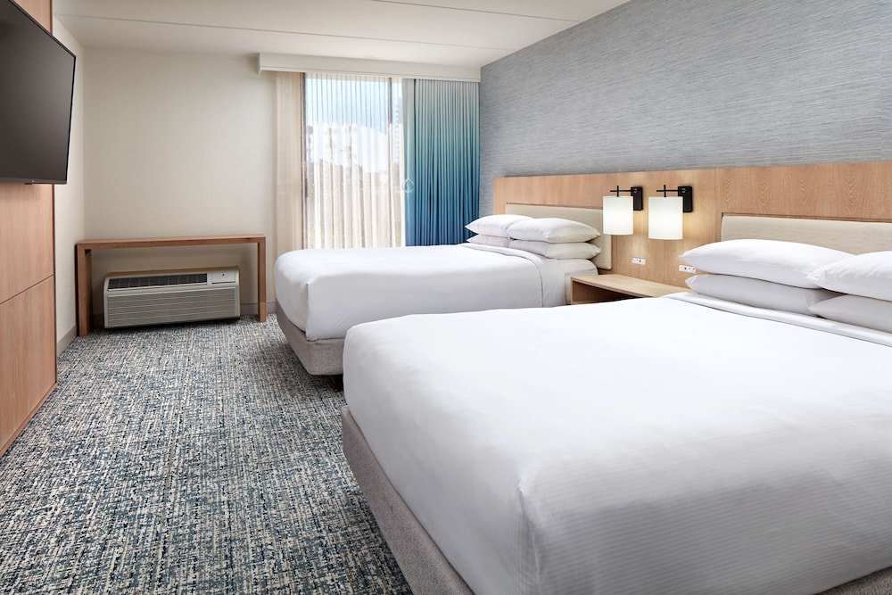 Четырёхместный номер Accessible Hotel MDR Marina del Rey- a DoubleTree by Hilton