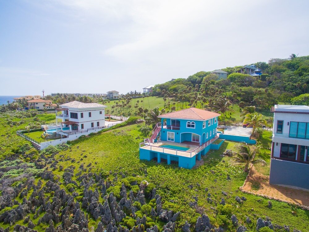 Hütte Stunning Coral View Home with Oceanfront Pool by RedAwning