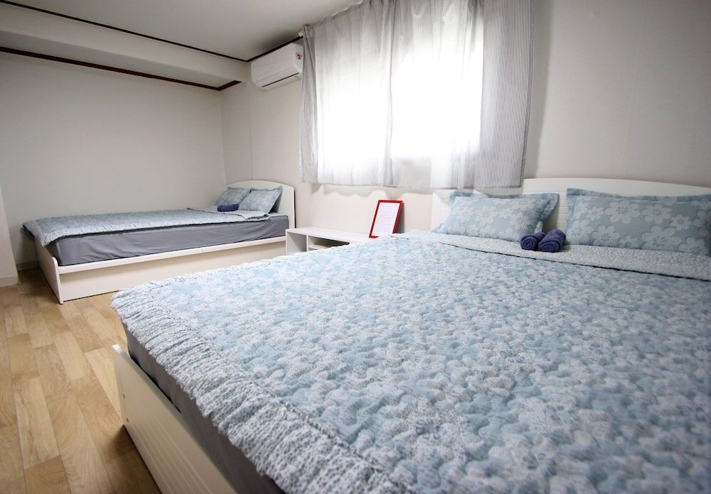 Четырёхместный семейный номер Standard Jeong House