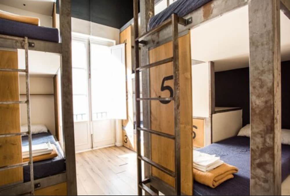 Кровать в общем номере с балконом Black Swan Hostel Sevilla