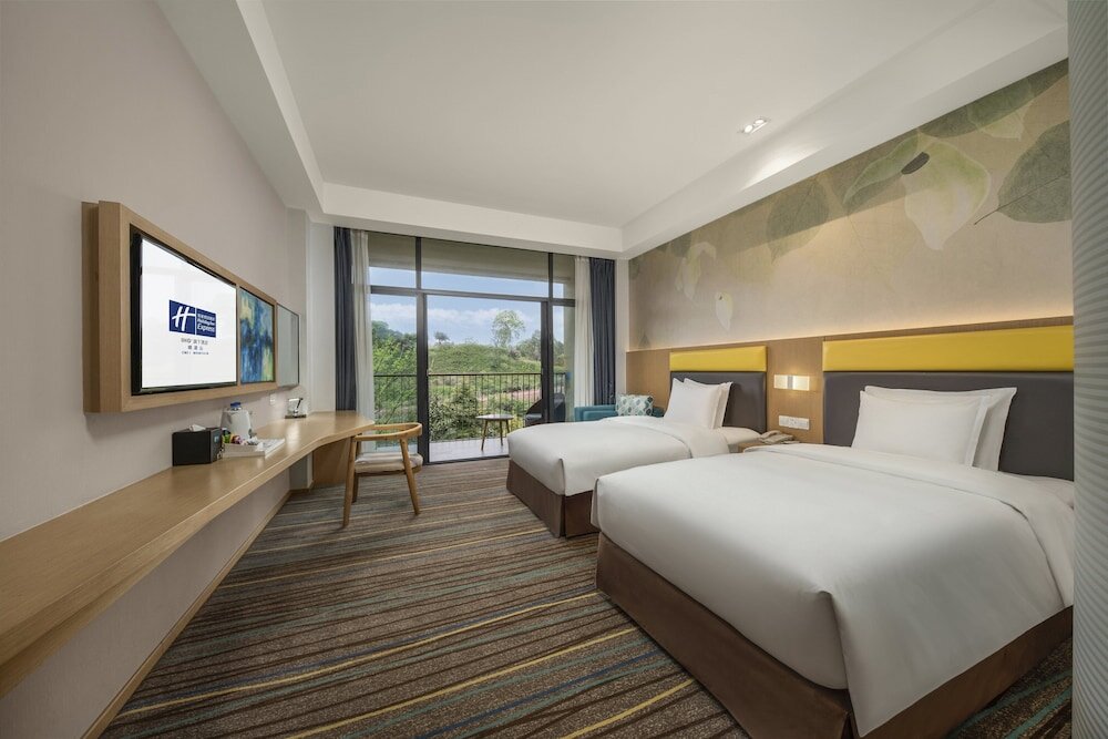 Standard quadruple chambre avec balcon et Vue sur la rivière Holiday Inn Express Emei Mountain, an IHG Hotel