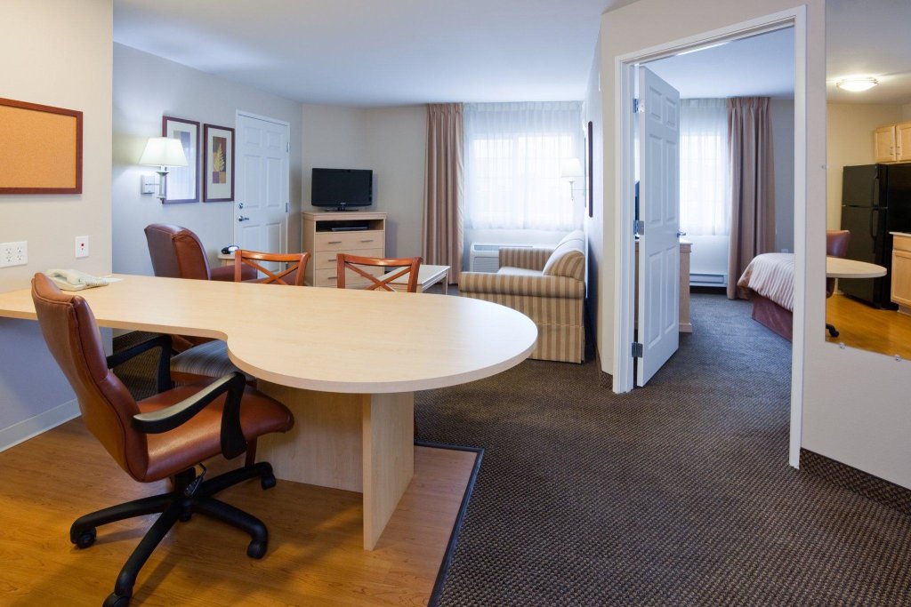 Двухместный люкс c 1 комнатой Candlewood Suites Milwaukee Brown Deer, an IHG Hotel