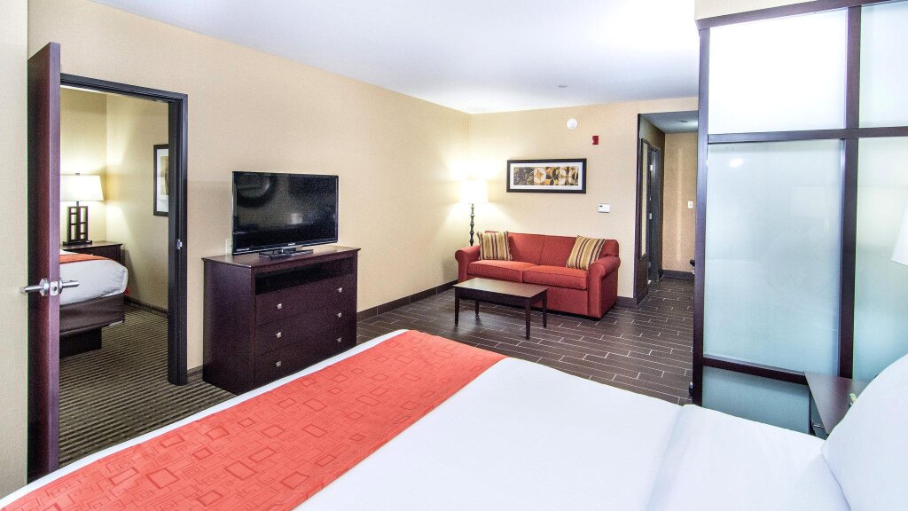 Люкс с 2 комнатами Holiday Inn Express & Suites Elkton - University Area, an IHG Hotel