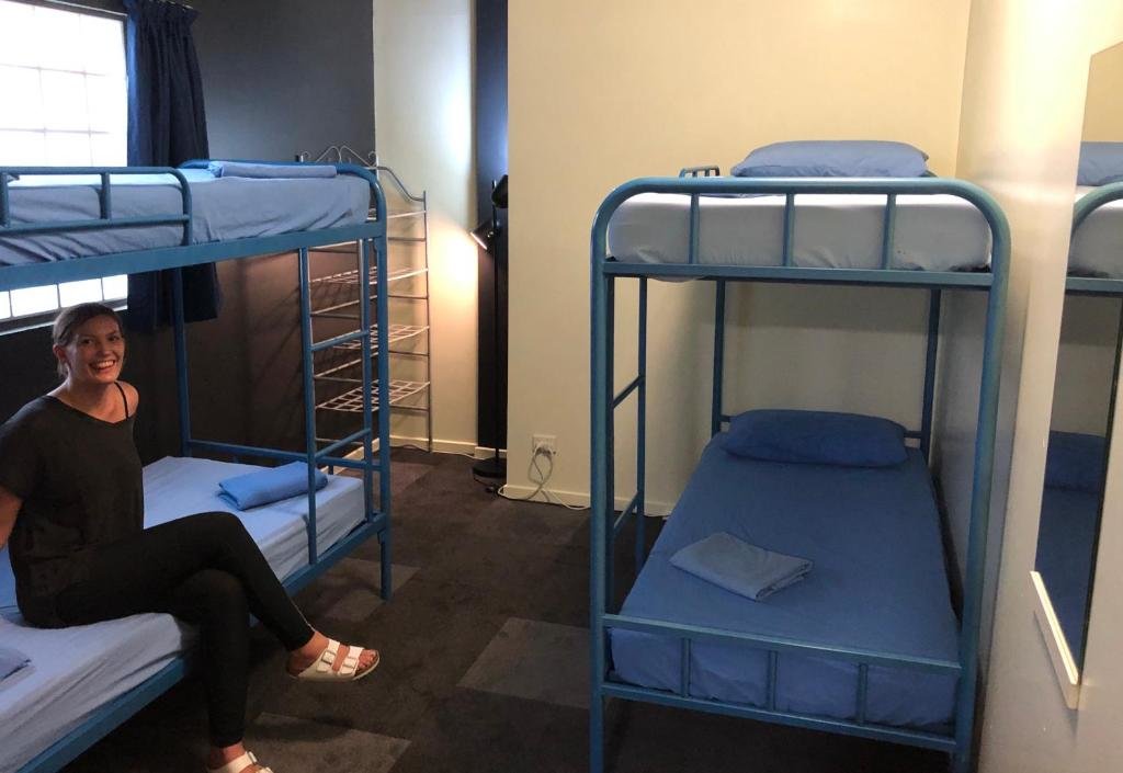 Кровать в общем номере Chill Backpackers
