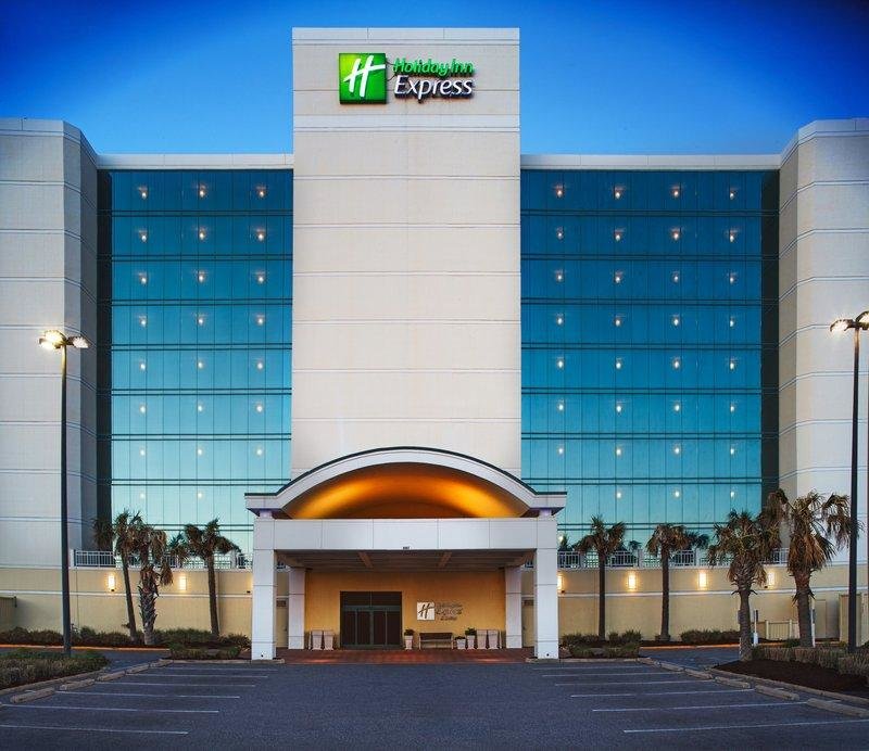 Кровать в общем номере Holiday Inn Express Hotel & Suites Virginia Beach Oceanfront, an IHG Hotel