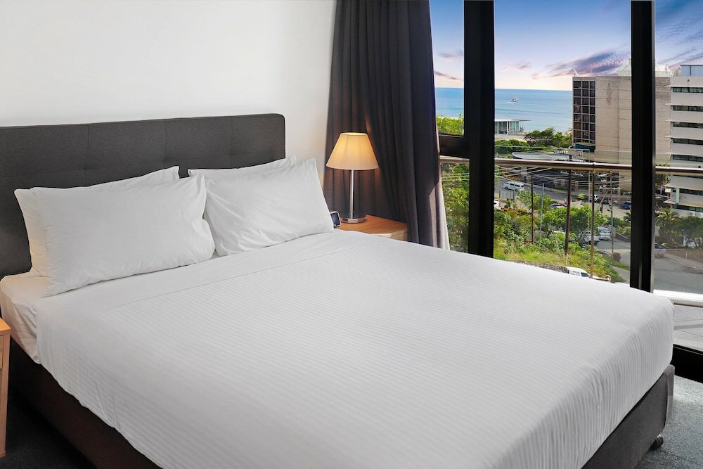 Люкс с 3 комнатами с балконом Crowne Plaza Residences Port Moresby, an IHG Hotel