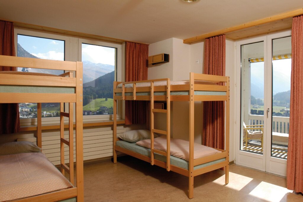 Кровать в общем номере Davos Youth Hostel