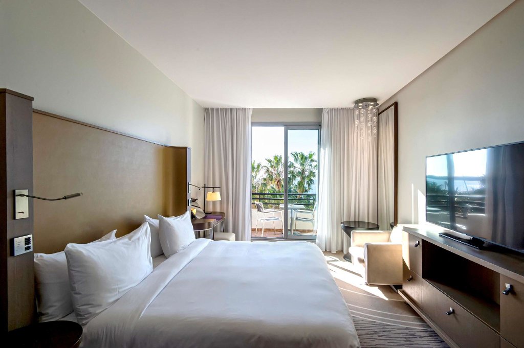 Номер Premium с балконом и с частичным видом на море Canopy by Hilton Cannes